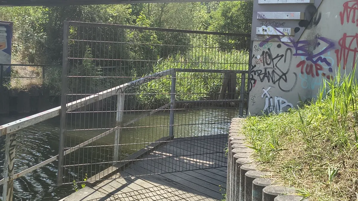 Nichts geht mehr am Treidelweg am Finowkanal in Höhe des Erna-Bürger-Weges. Wie lange müssen Fußgänger und Radfahrer in Eberswalde einen Umweg in Kauf nehmen?