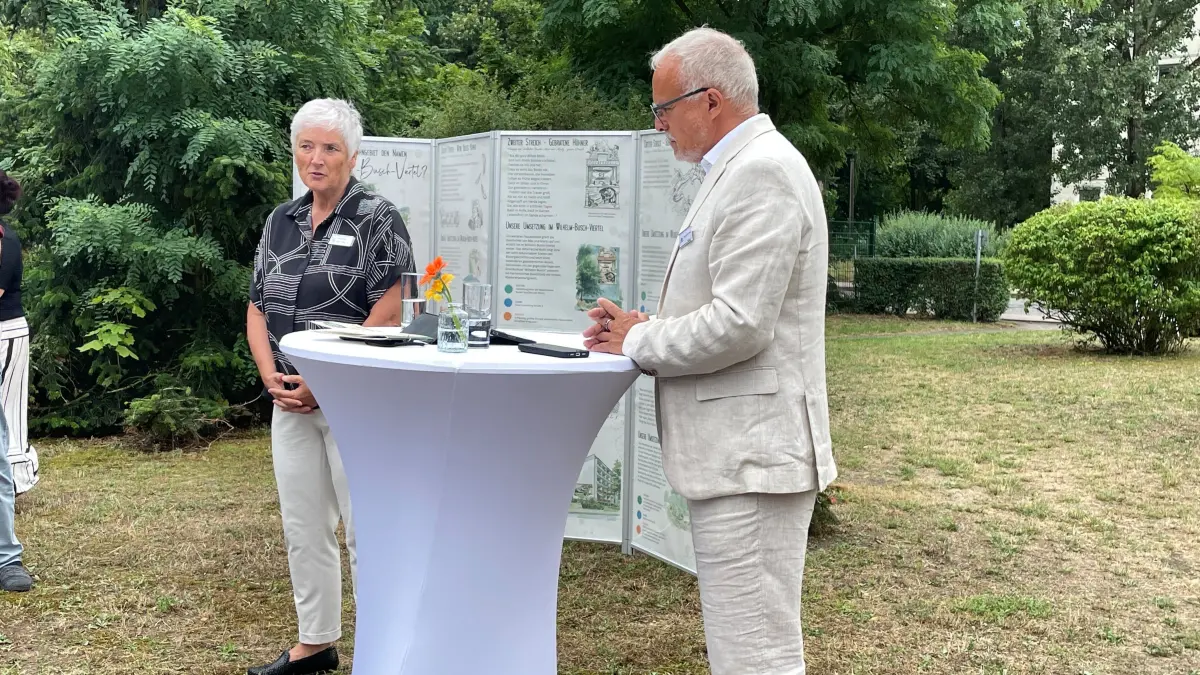 Königs Wusterhausens Bürgermeisterin Michaela Wiezorek und Horst-Ulrich König, Geschäftsführer der WoBauGe erklären, was es mit der Neugestaltung des Viertels auf sich hat.