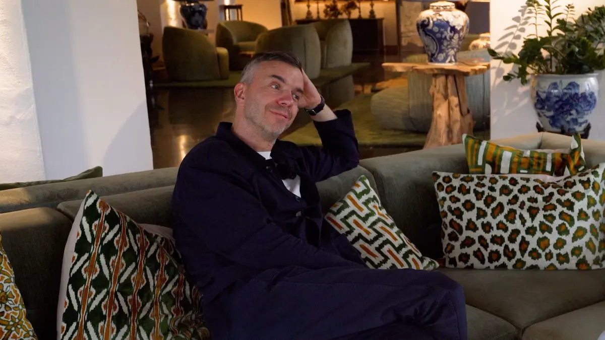 Sofatalk mit Matze Hielscher im Hotel „Die Bleiche“ in Burg (Spreewald). Hier nimmt der Podcaster gerade die Sommer-Folgen auf. Mit wem er in der Küche, im Kahn und im Regen gesprochen hat, verrät er im Interview.