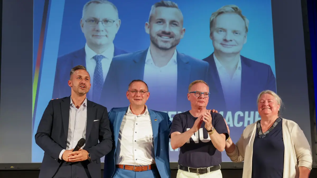 AfD-Veranstaltung in Dessau-Roßlau: 14.07.2026, Sachsen-Anhalt, Dessau-Roßlau: Ulrich Siegmund (l-r, AfD), Spitzenkandidat für die Landtagswahl am 6. September, Tino Chrupalla, AfD-Bundesvorsitzender, Uwe Steimle, Kabarettist, und Antje Hermenau, ehemalige Bundes- und der Grünen, stehen bei einer Veranstaltung der AfD Sachsen-Anhalt auf der Bühne. Foto: Jan Woitas/dpa +++ dpa-Bildfunk +++