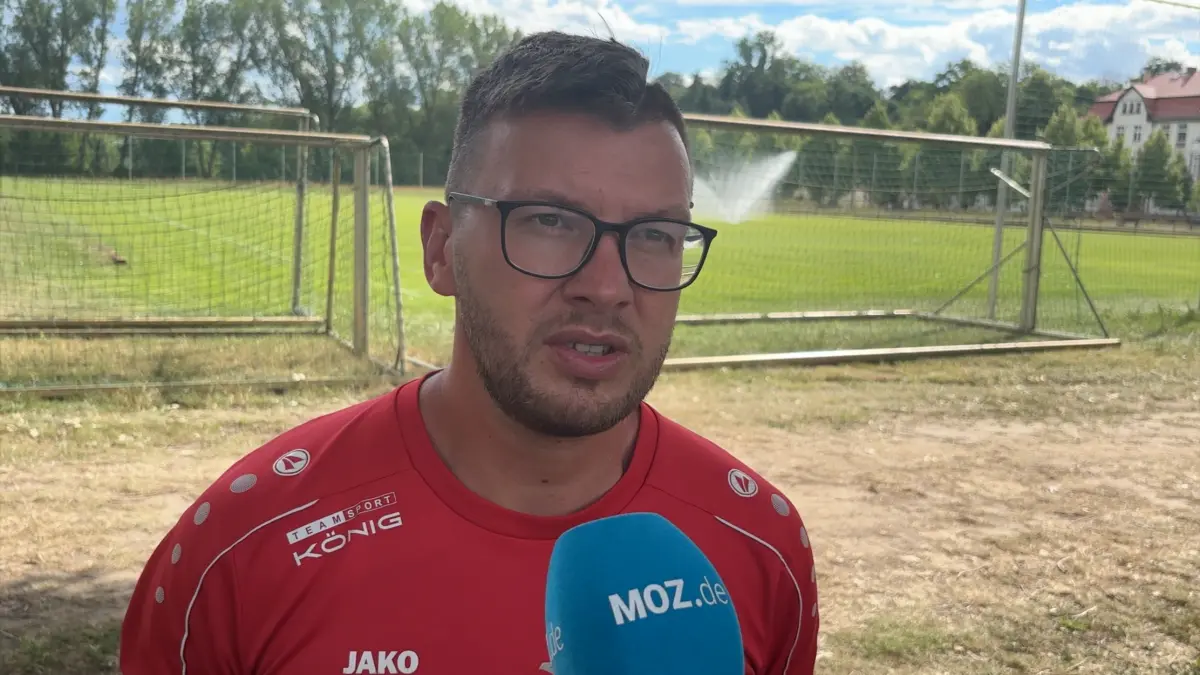 Trainer Sascha Kloß vom 1. FC Frankfurt spricht nach dem ersten Testspiel der Vorbereitung auf die Saison 2026/27 in der Fußball-Oberliga über die Einteilung in die Süd-Staffel und seine Saisonziele.