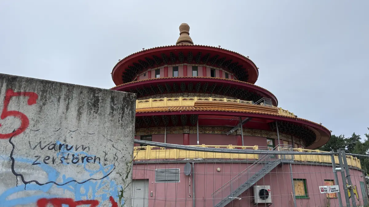 Wird trotz Kritik wohl verschwinden: Unbekannte haben an der Mauer hinter der leer stehenden Pagode in Hohen Neuendorf die Frage "Warum zerstören?" gesprüht. Unklar bleibt, ob die Frage unbekannten Besuchern mit Hang zu Zerstörungswut oder dem Eigentümer gilt.