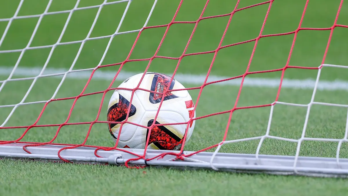 13.07.2026, Fußball, Trainingsauftakt 1.FC Köln: 13.07.2026, Fußball, Trainingsauftakt 1.FC Köln, 1. Fußball Bundesliga, Geißbockheim, Saison 2026 2027: offizieller Spielball vom Hersteller Adidas liegt auf dem Spielfeld im Tor Ball Feature beim ersten Training der neuen Saison 26/27 DFB regulations prohibit any use of photographs as image sequences and or quasi-video. Nordrhein-Westfalen Deutschland *** July 13, 2026, Soccer, 1. FC Köln s First Training Session, 1 Bundesliga, Geißbockheim, 20262027 seasonthe official match ball from Adidas lies on the field in the goal. Ball feature during the first training session of the new 20262027 season. DFB regulations prohibit any use of photographs as image sequences and/or quasi-video. North Rhine-Westphalia, Germany