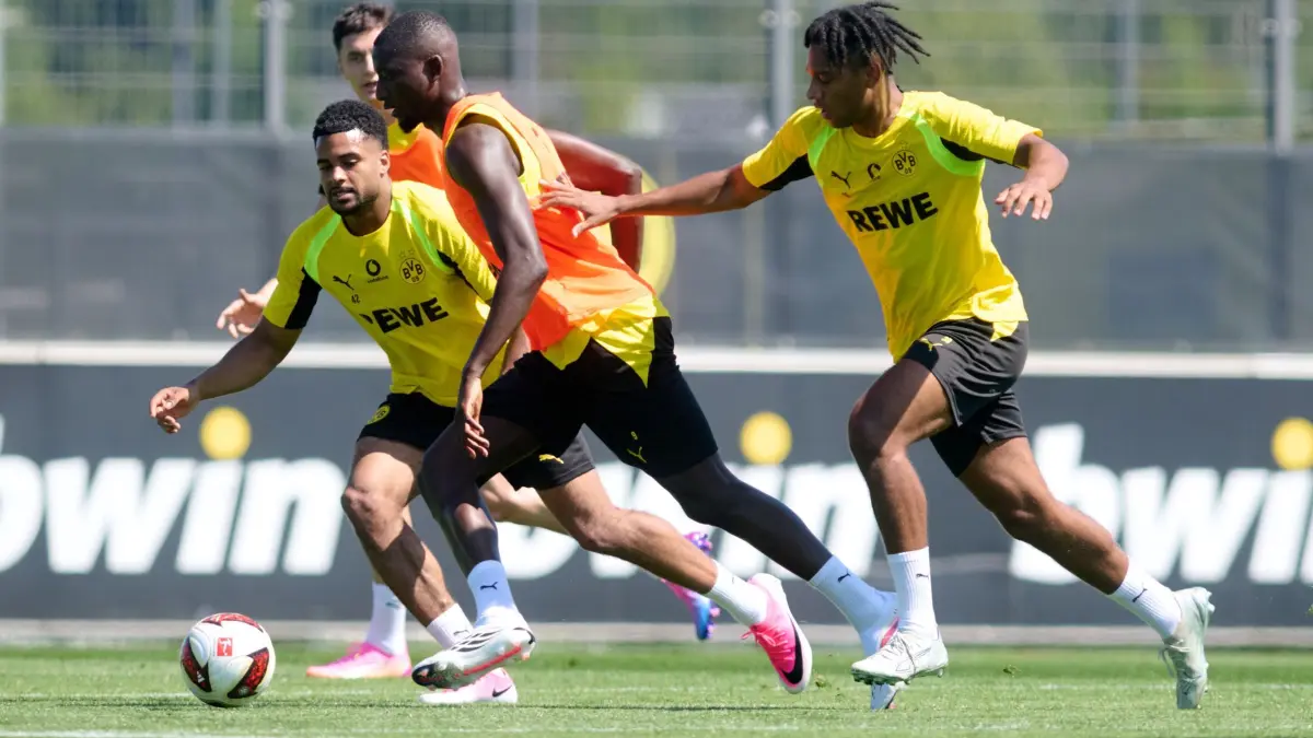 Trainingsauftakt Borussia Dortmund: 14.07.2026, Nordrhein-Westfalen, Dortmund: Fußball: Bundesliga, Trainingsauftakt Borussia Dortmund. Serhou Guirassy (Borussia Dortmund, M) am Ball. Foto: Bernd Thissen/dpa +++ dpa-Bildfunk +++