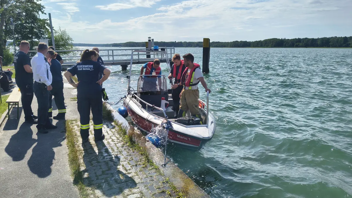 Einsatzkräfte der Feuerwehr Bernau am Dienstagnachmittag in Altenhof am Werbellinsee. An Bord des Bootes ist die Unterwasserdrohne, die bei der Suche nach dem Vermissten eine wichtige Bedeutung hat.