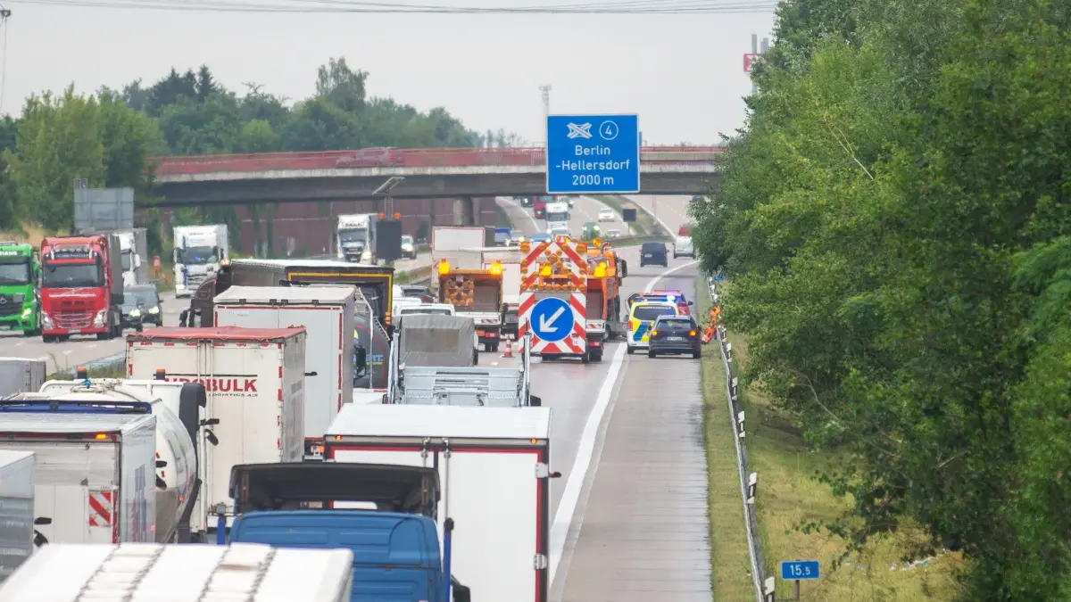 Unfall auf der Autobahn A10 zwischen Berlin-Marzahn und Hellersdorf: Es kommt zu Stau.