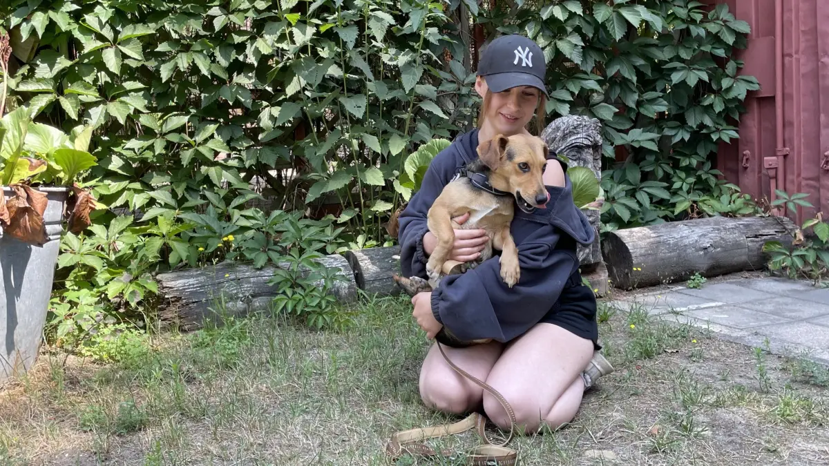 Schön wäre es natürlich, wenn Kelis Reichenbach den ganzen Tag Zeit für Lotti hätte. Bedauerlicherweise warten im Tierheim Märkisch Buchholz viele weitere Tiere darauf, etwas mehr Zuwendung von den Tierpflegern zu erhalten.