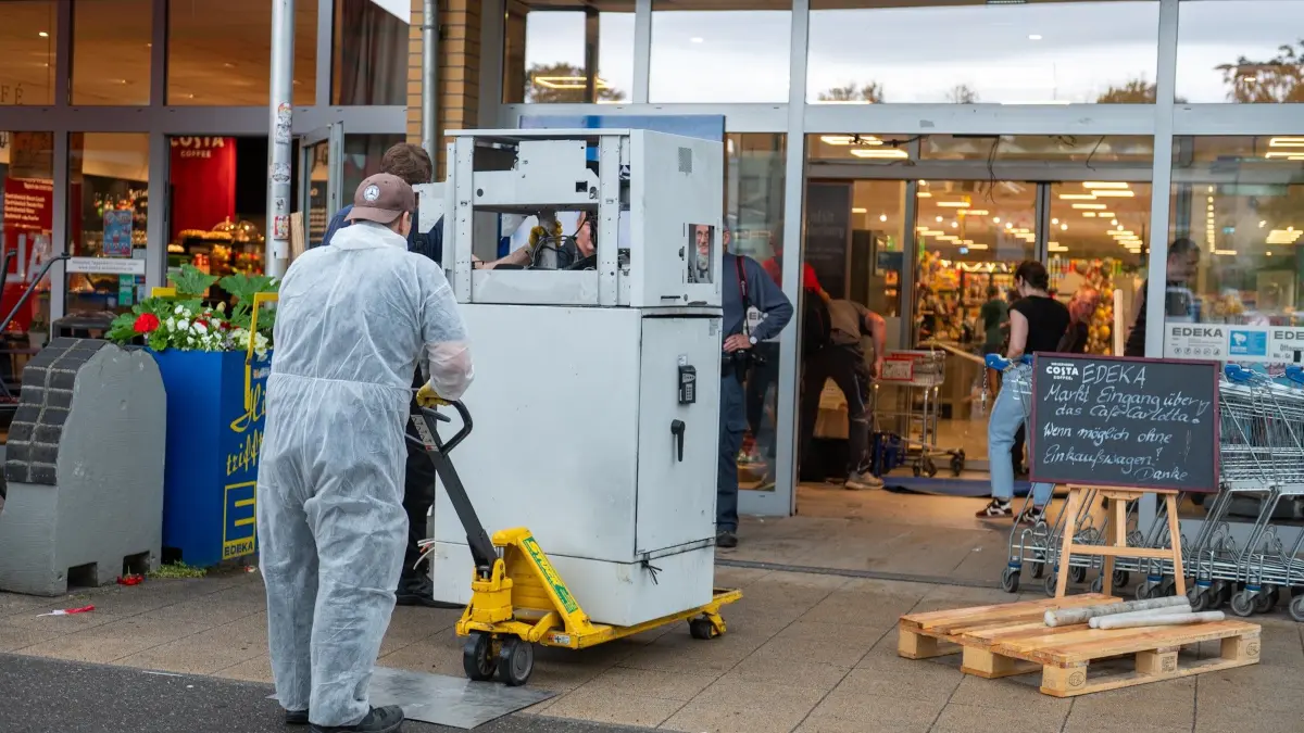 Polizei im Einsatz: In Schöneiche bei Berlin ist ein Geldautomat am Edeka-Markt gesprengt worden.