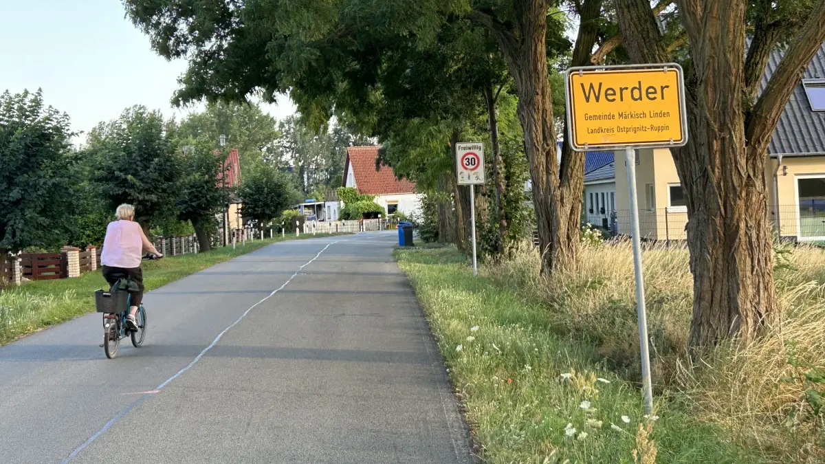 In Werder (Märkisch Linden) bei Neuruppin soll eine Verkehrsinsel künftig Raser stoppen. Doch der Bau verzögert sich. Das Amt Temnitz erklärt, warum. Immerhin: Schilder für ein freiwilliges Tempo-30-Limit stehen schon.