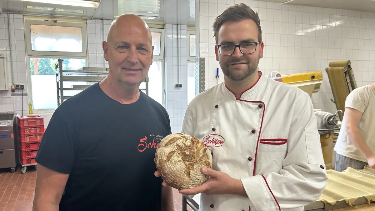 Frank und Dario Schäpe (v.l.) haben über eine Förderung der ILB eine Modernisierung ihrer Backstube finanziert. Wie sieht eine moderne Bäckerei in Schwedt aus?