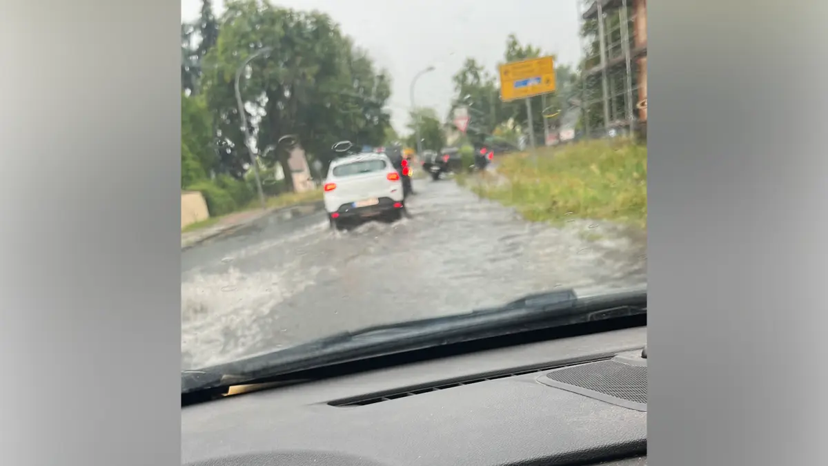 Am Morgen des 14. Juli stehen die Straßen der Stadt Storkow (Mark) praktisch unter Wasser. Lokal begrenzt geht ein Unwetter nieder. Nur wenige Kilometer weiter bleibt es zunächst trocken.
