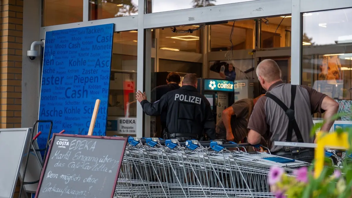 Polizei im Einsatz: In Schöneiche bei Berlin ist ein Geldautomat am Edeka-Markt gesprengt worden. Spezialisten des LKA sichern Spuren.