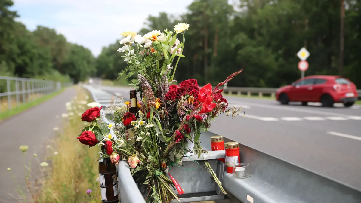 Nach dem tödlichen Unfall an der A12 in Storkow: Angehörige haben nahe der Unfallstelle Blumen für Carsten Meyer aufgestellt. Die Schwester der Partnerin sammelt im Internet Spenden für die Hinterbliebenen.