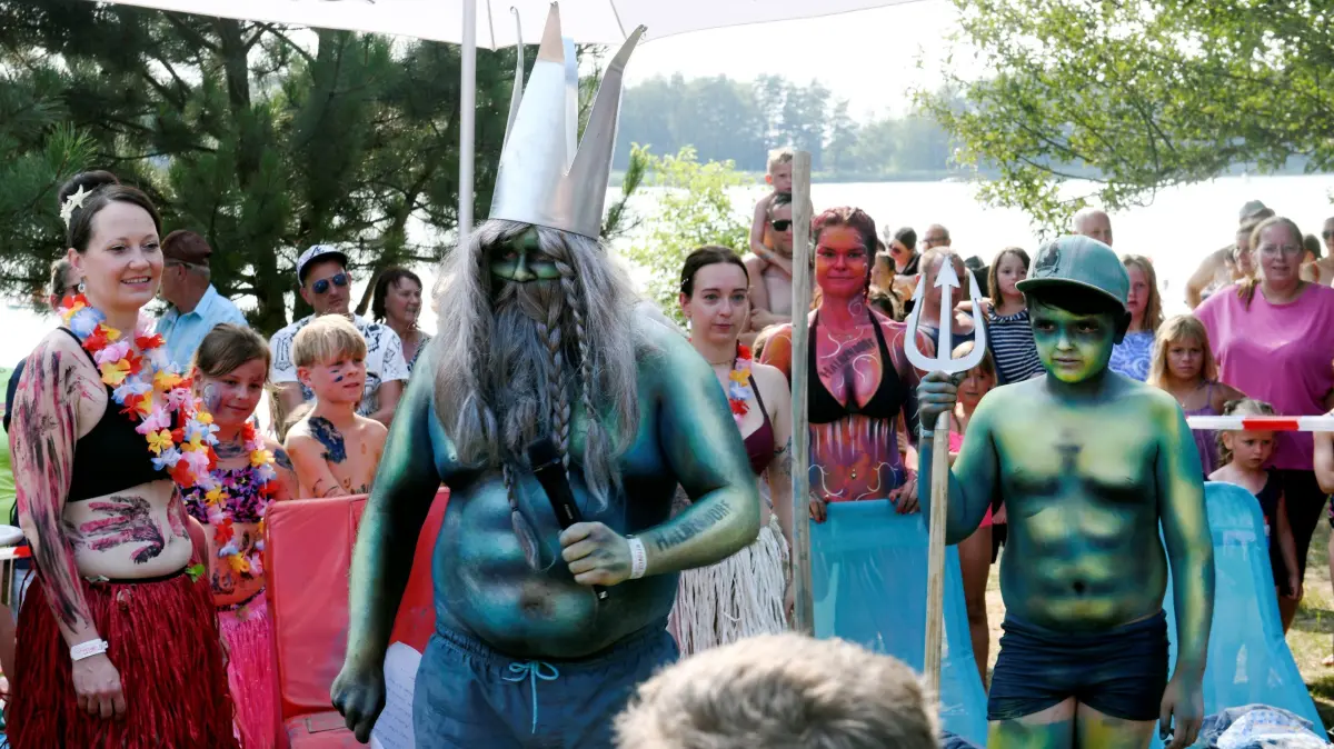 Neptunfest: Neptun, der Gott des Meeres, schreitet an den Zuschauern vorbei.