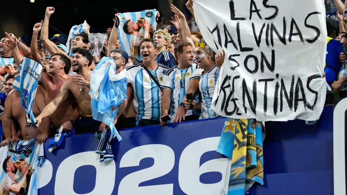 WM 2026 - England - Argentinien: 15.07.2026, USA, Atlanta: Fußball, Männer, WM 2026, England - Argentinien, Halbfinale, Atlanta-Stadion. Argentinische Fans halten am Ende des Fußball-WM-Halbfinalspiels ein Transparent mit der Aufschrift "Las Malvinas son Argentinas" in die Höhe. Foto: Rebecca Blackwell/AP/dpa +++ dpa-Bildfunk +++