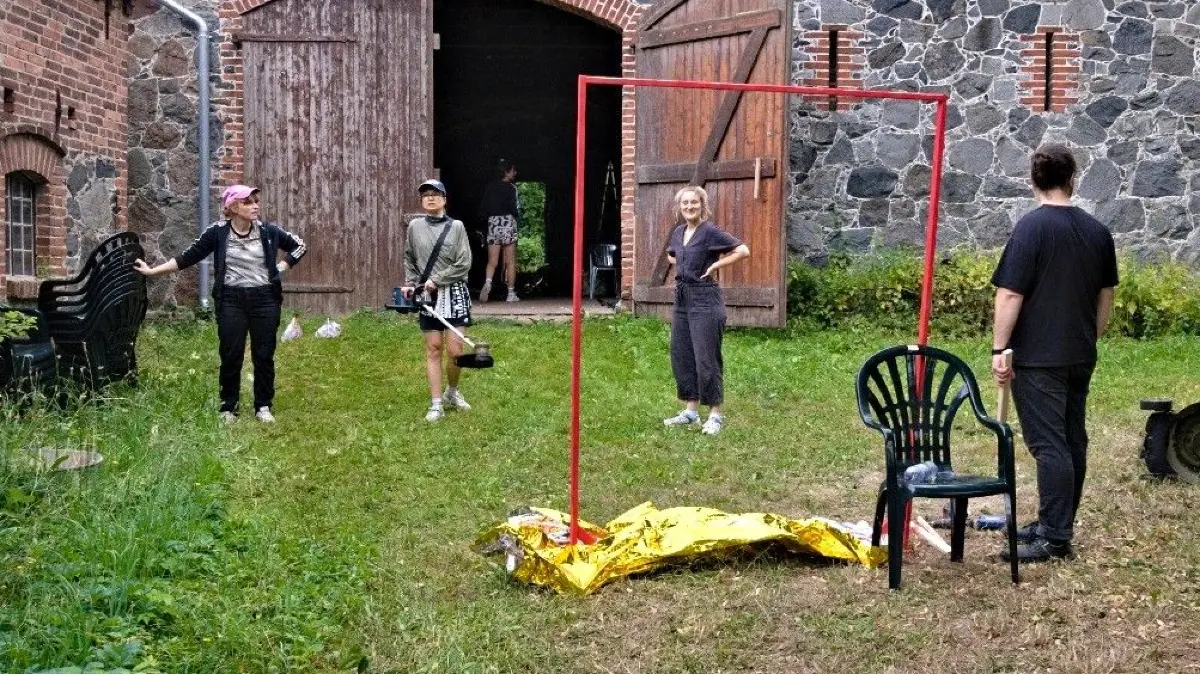 Vorbereitung der Kulturscheune für Mal Sauen und Erzählworkshop über Vergangenheit, Gegenwart und Zukunft von Sauen von Studierenden Master of Arts Theaterpädagogik.