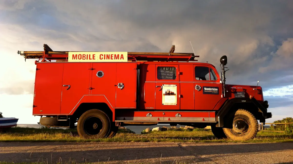 In diesem Feuerwehr-Fahrzeug von 1969 verbirgt sich ein Stummfilm-Kino. Wie das funktioniert, erzählt Tobias Rank.