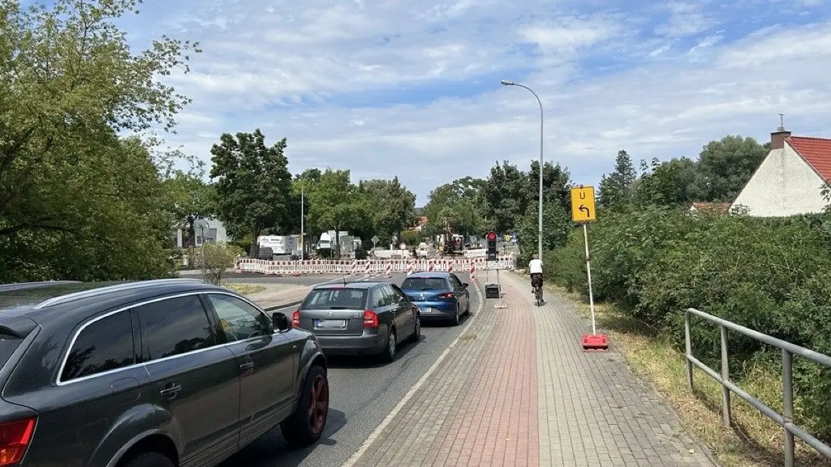 Eine weitere Baustelle in der Innenstadt von Königs Wusterhausen lässt Autofahrer, die normalerweise die B179 genommen hätten, im Stau stehen.