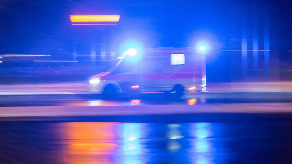 Ein tödlicher Unfall in Berlin-Kreuzberg erschüttert: Ein E-Scooter-Fahrer stirbt an der Kreuzung Urbanstraße/Blücherstraße.