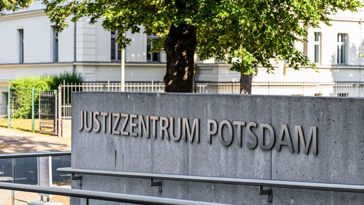 Justizzentrum Potsdam: ARCHIV - 25.06.2026, Brandenburg, Potsdam: Der Schriftzug Justizzentrum Potsdam ist vor dem Gebäude in der Jägerstraße zu sehen. In dem Gebäude haben das Landgericht Potsdam, das Amtsgericht und die Staatsanwaltschaft ihren Sitz. In einem weiteren Gebäude auf dem Gelände befindet sich das Verfassungsgericht. (zu dpa: «Tödliche Gewalt an Weihnachten - 53-Jähriger verurteilt») Foto: Jens Kalaene/dpa +++ dpa-Bildfunk +++