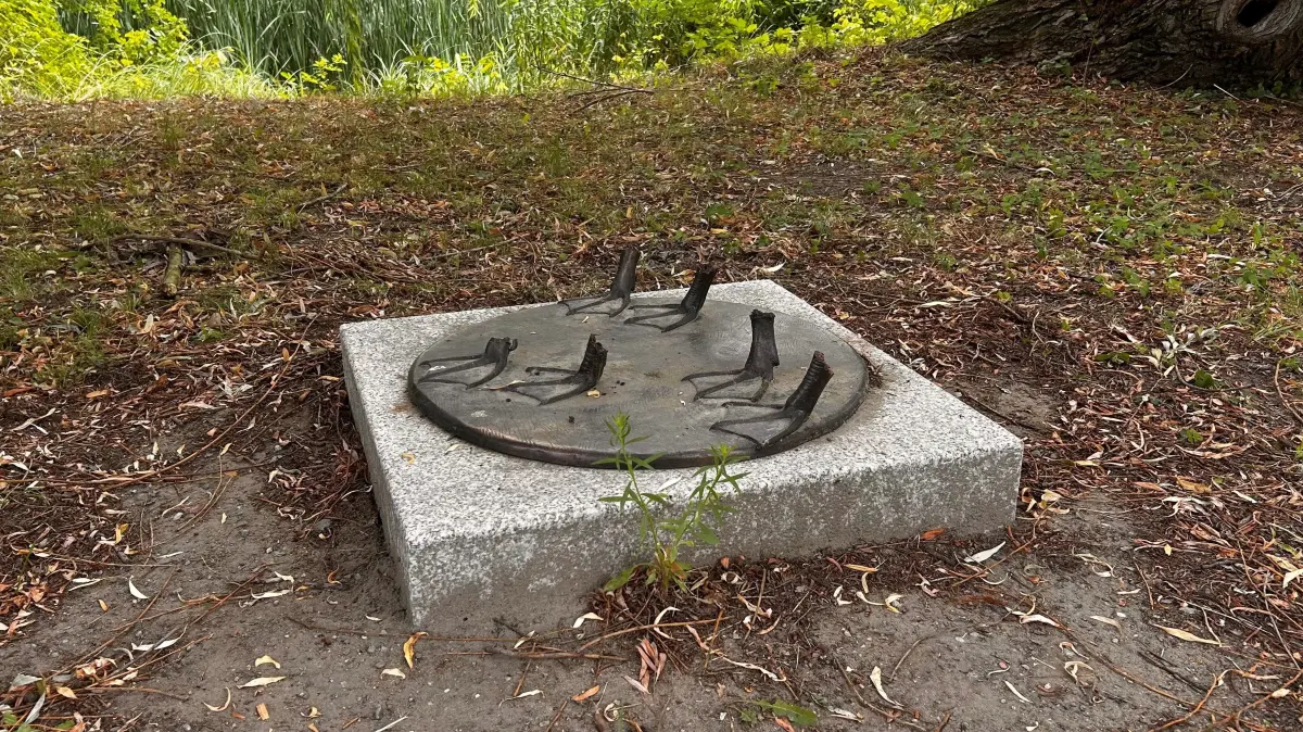 Nur noch die Füße zu sehen: In Schöneiche bei Berlin wurde ein Denkmal aus Bronze entwendet. Die Polizei bittet um Mithilfe.