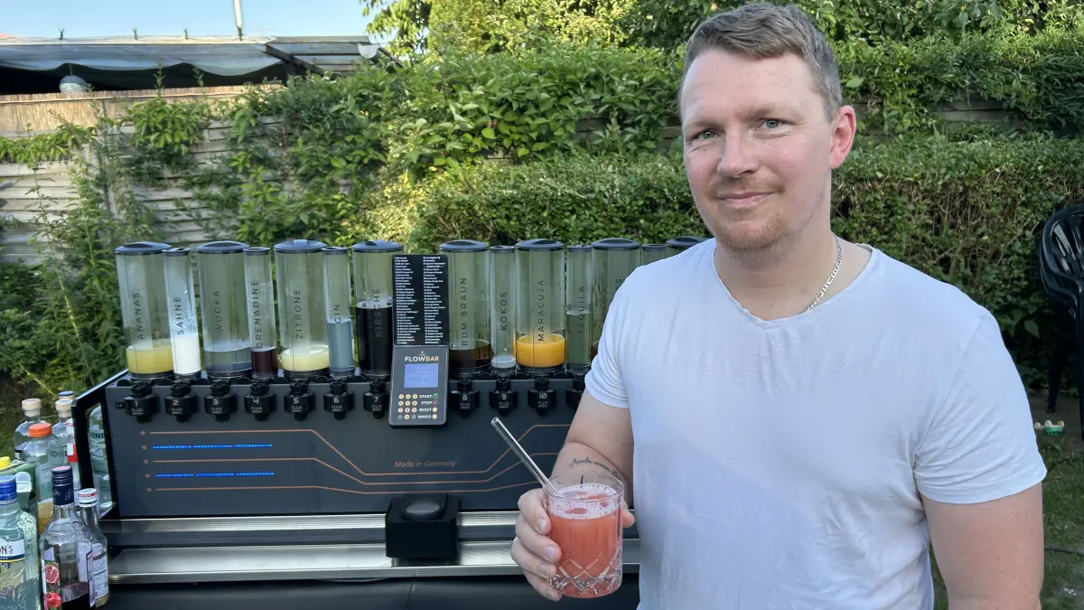 Maik Dobbermann aus Neuruppin arbeitet freiberuflich als Barkeeper. Jetzt hat er mit seiner Flow Bar einen besonderen Automaten im Angebot, der Cocktails mixen kann.