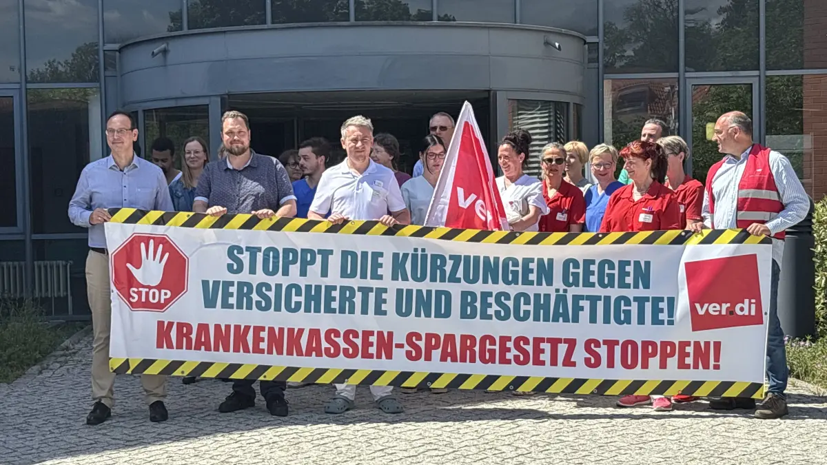 Protest gegen die Sparpläne der Politik bei Kliniken: In dieser Frage, sind sich Geschäftsführung, Beschäftigte und Gewerkschaften einig. Dennoch ist die Zukunft des Krankenhauses Beeskow nicht sicher.