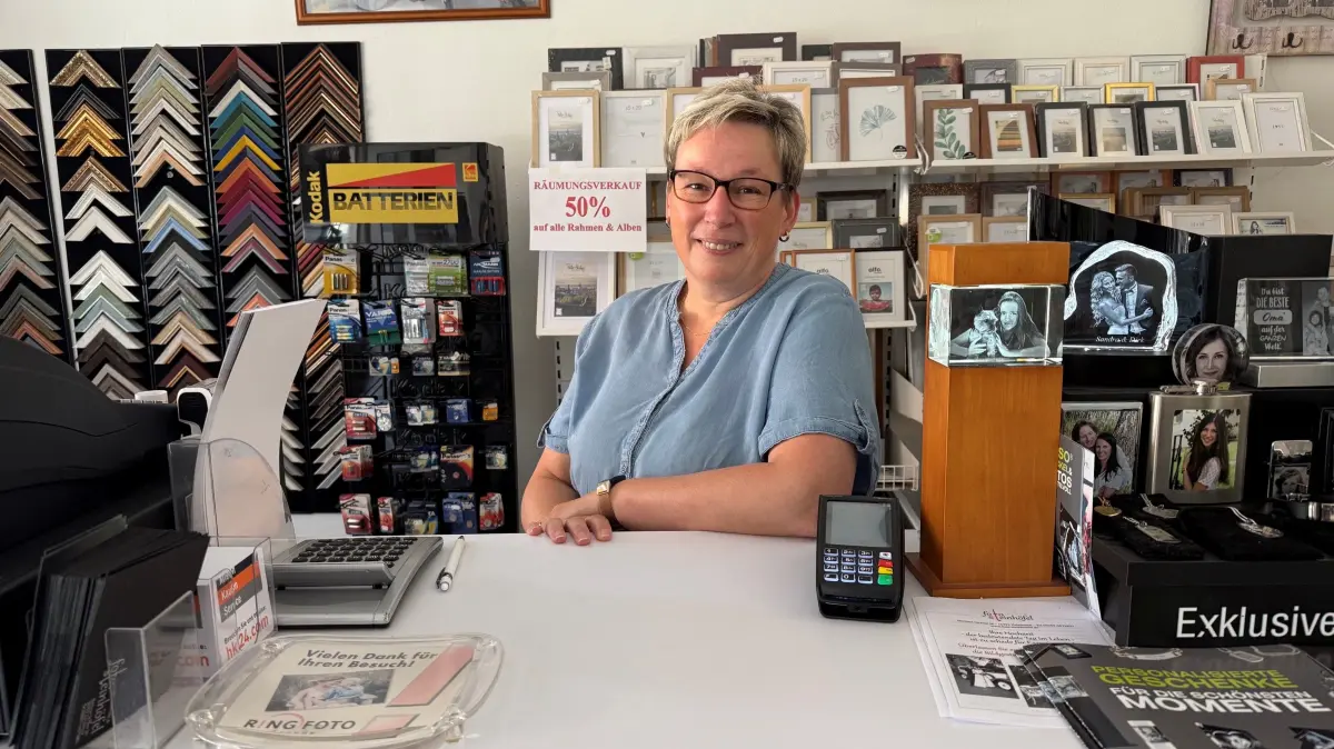 Fotografin Katrin Steinhöfel in ihrem Laden in Zehdenick
