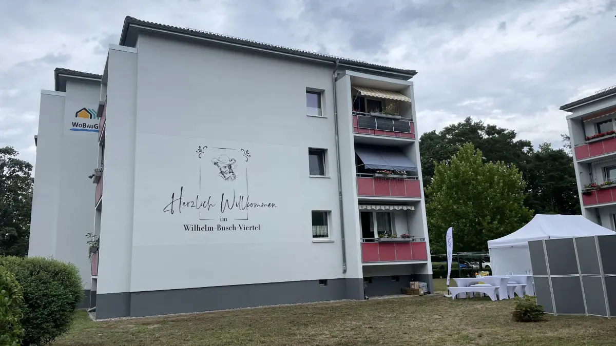 Eines der Wandgemälde im Wilhelm-Busch-Viertel ist bereits angebracht worden.