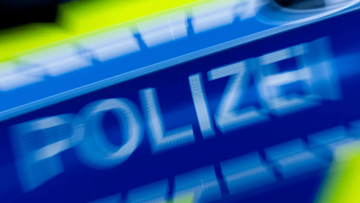 Verfolgungsfahrt: Polizei sucht bewaffneten Autofahrer: ARCHIV - 07.03.2024, Nordrhein-Westfalen, Düsseldorf: Ein Polizeiwagen im Einsatz. Nach einer gefährlichen Verfolgungsfahrt durch Lüdenscheid im Sauerland mitsamt Unfall ist ein mutmaßlich bewaffneter Autofahrer der Polizei entwischt. (zu dpa: «Verfolgungsfahrt: Polizei sucht bewaffneten Autofahrer») Foto: Rolf Vennenbernd/dpa +++ dpa-Bildfunk +++