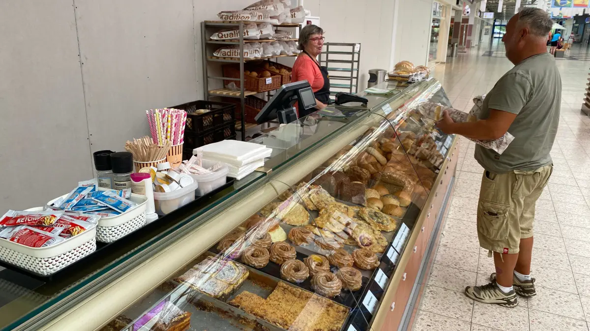 Die provisorische Theke von Bäcker Fortwengel im City Center in Eisenhüttenstadt: Derzeit werden dort neben Backwaren auch Kaffee und Bockwurst angeboten. Spätestens in zwei Monaten soll den Kunden die volle Palette zur Verfügung stehen. Hinter den Trennwänden entsteht ein Café mit Restaurantcharakter und Eisverkauf.
