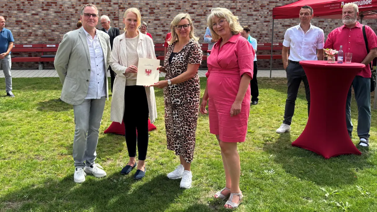 Besiegelt: Die Stadt Angermünde hat erneut ihren Titel "Staatlich anerkannter Erholungsort" erfolgreich verteidigt. Die Re-Zertifizierung wurde im Bürgergarten am Haus Uckermark mit vielen Gästen gefeiert. Ministerin Martina Klement (2.v.r.) übergibt Bürgermeisterin Ute Ehrhardt (2.v.l.) sowie Johanna Henschel und Roy Weiss, Geschäftsführerin und Vorsitzender des Tourismusvereins, die Urlunde.