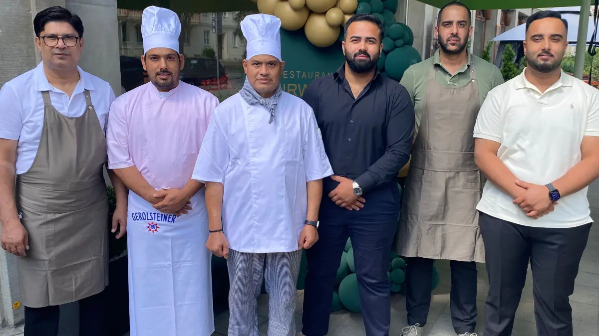 Das Nirwana-Team zur Eröffnung des Indischen Spezialitäten-restaurants in der Saarlouiser Straße in Eisenhüttenstadt: Aamir Ali, Mamoj Rama (Koch), Kalam Singh (Hauptkoch und die drei Inhaber-Brüder Saeram, Harmaz und Afshal Bajwa (von links).