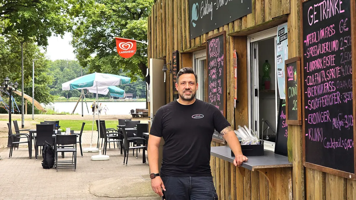 Marcel Lange betreibt das Strandcafé Einklang an der Badestelle Zeesener See in Königs Wusterhausen