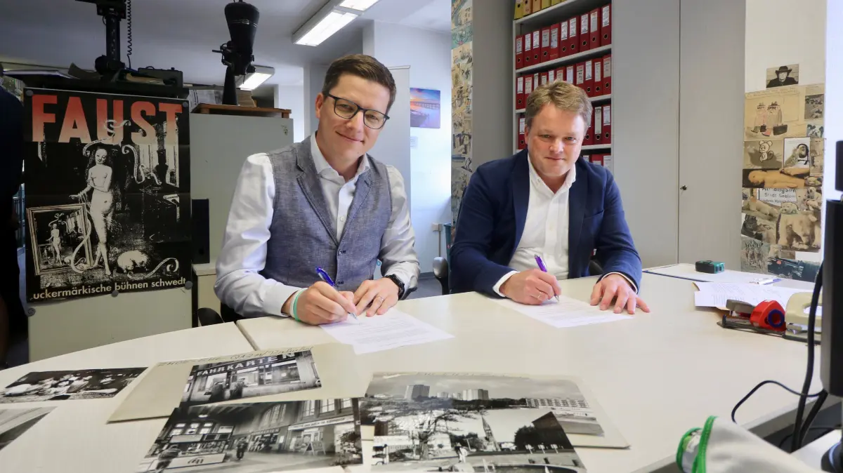Claus Junghanns, Bürgermeister der Stadt Frankfurt (Oder), und Marc Nickol, Geschäftsführer Märkischer Medienhaus und Lausitzer Rundschau, bei der Unterzeichnung des Übernahmevertrages