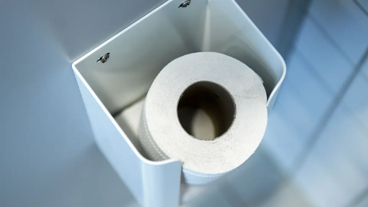 Klopapier hilft nicht nur auf der Toilette. Auch in der Küche kann die Rolle für ein kleines Wunder sorgen.