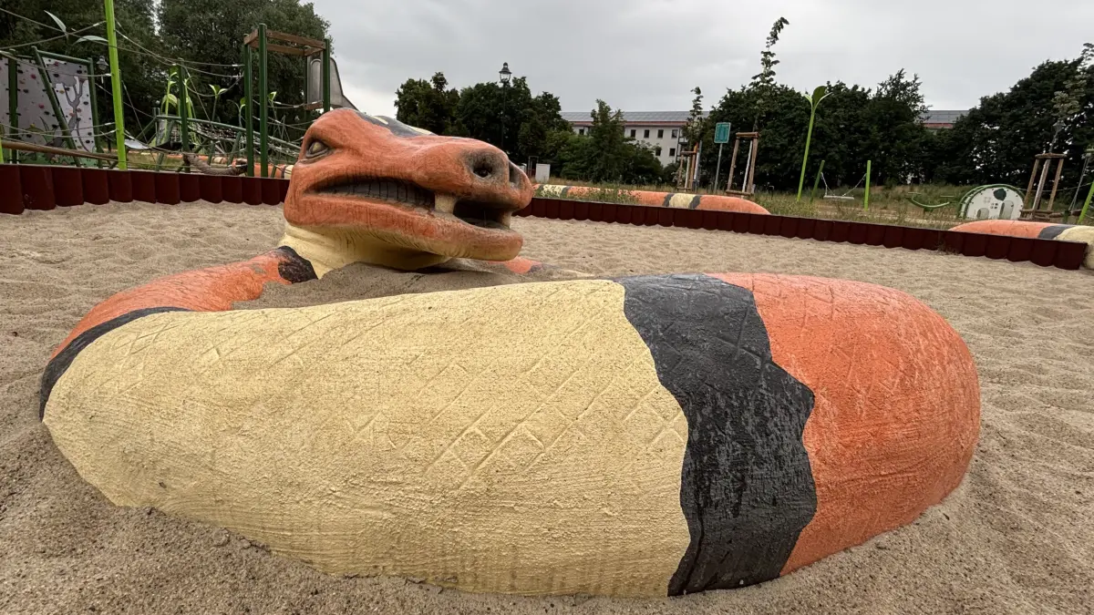 Die Wasserschlange auf dem Spielplatz hinter dem Fontaneviertel wartet schon seit Monaten auf ihre Reparatur.