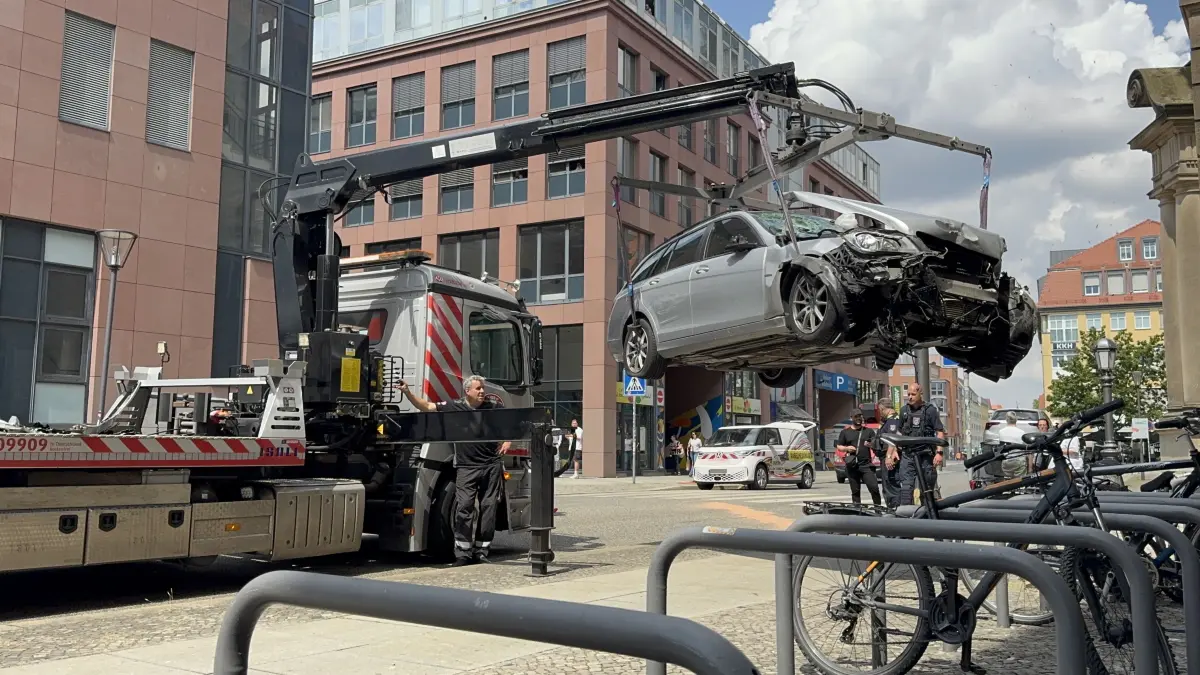 Unfallwagen wird abgeschleppt in der Großen Scharrnstraße in Frankfurt (Oder).
