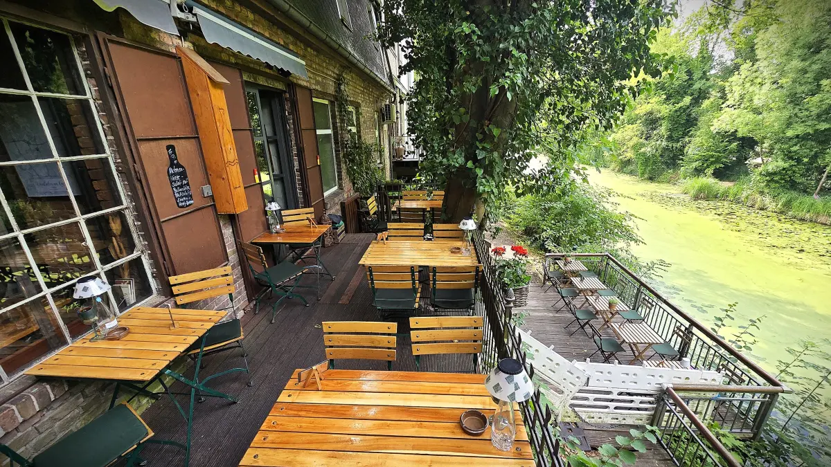 Die Sitzplätze am Wasser im Weinladen am Kanal in Königs Wusterhausen