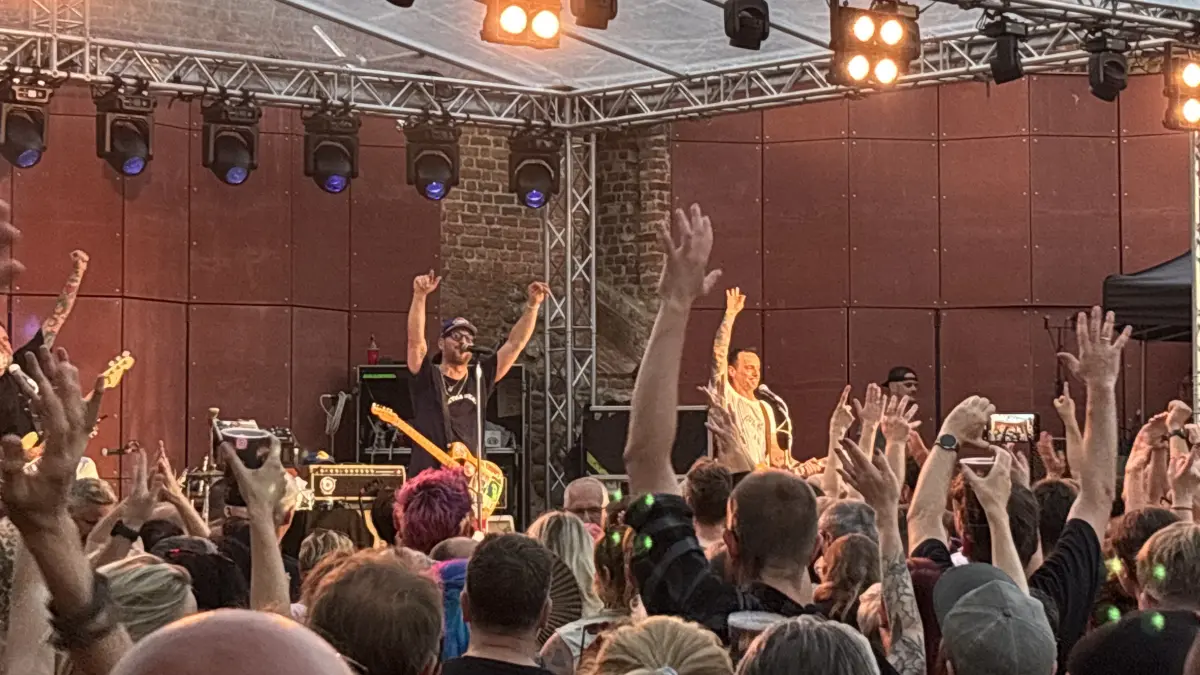Die Beatsteaks spielten am Donnerstag ihr einziges Brandenburg-Konzert dfes Jahres auf der Burg Beeskow.