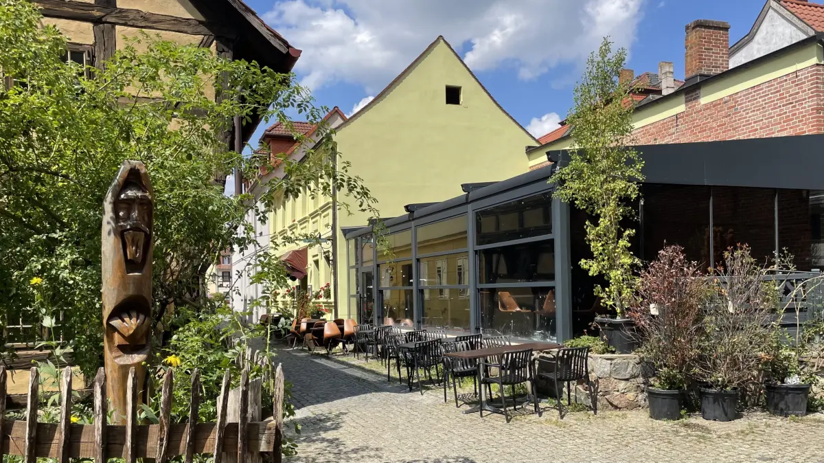 Ist ein Ende für die provisorisch mit Tischen und Stühlen in der Kirchengasse erweiterte Bewirtungsfläche Trattoria Picante in Sicht? Der Landkreis hat die Siegel an den Eingängen entfernt. Wie geht es nun weiter?