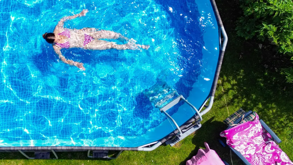 Hitze in Deutschland - Brandenburg: ARCHIV - Poolwasser: Wenn es einmal drin ist, sollte es das möglichst lange bleiben. Abdeckungen helfen gegen Verschmutzung und Verdunstung. (zu dpa: «Wenn's ums Wasser geht: 3 große Spar-Potenziale») Foto: Patrick Pleul/dpa - Honorarfrei nur für Bezieher des dpa-Themendienstes +++ dpa-Themendienst +++