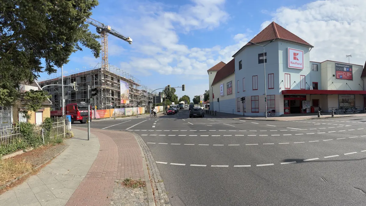 Staugefahr im Zentrum: Die Karl-Marx-Straße an der Kaufland-Kreuzung in Hohen Neuendorf wird bald gesperrt. Es wird eine Abwasserleitung verlegt.