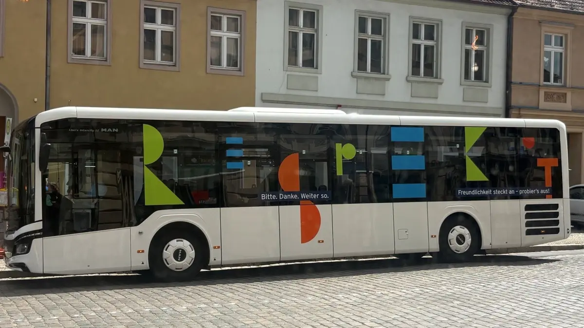 ORP-Bus mit dem neuen „Respekt“-Schriftzug am Bahnhof Rheinsberger Tor in Neuruppin © LK OPR / Alexander v. Uleniecki