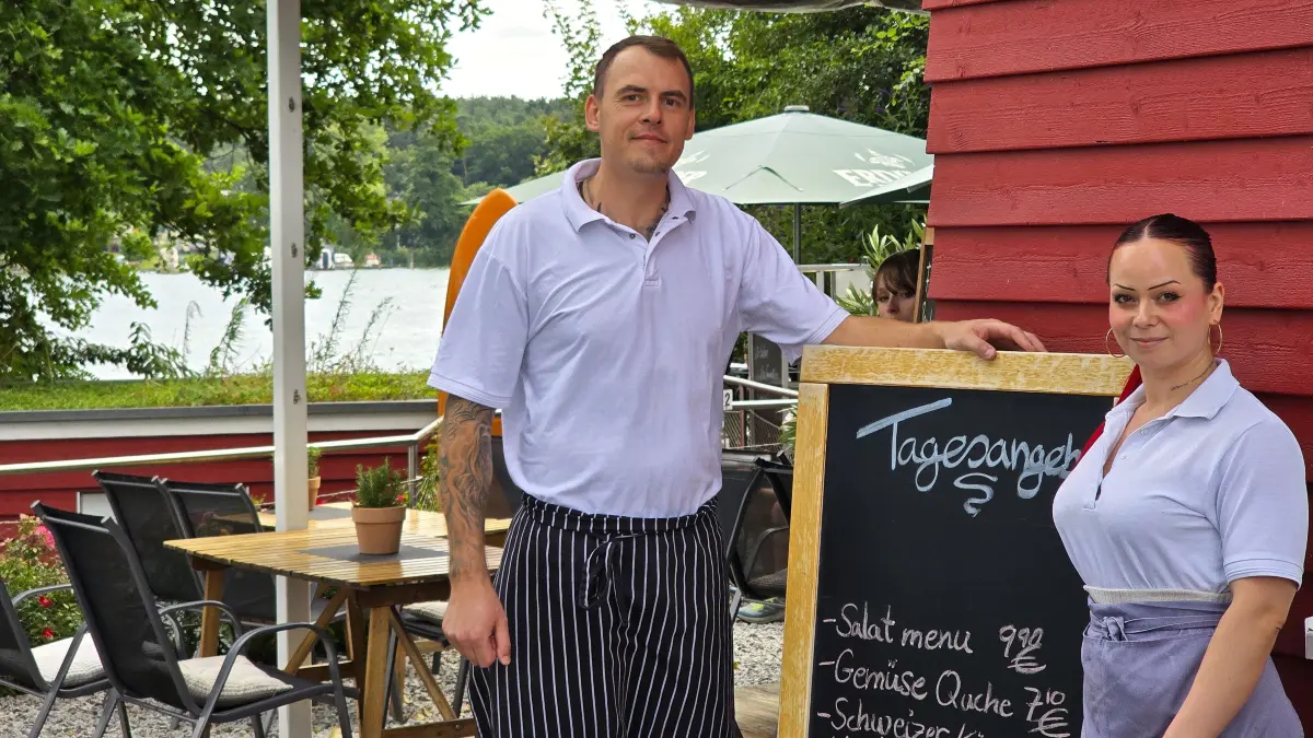 Tim Lieske betreibt mit seiner Partnerin Pia Staedt Paulines Hafencafé in Zernsdorf. Mit Dabei die Mitarbeiterinnen Melissa und Alma.