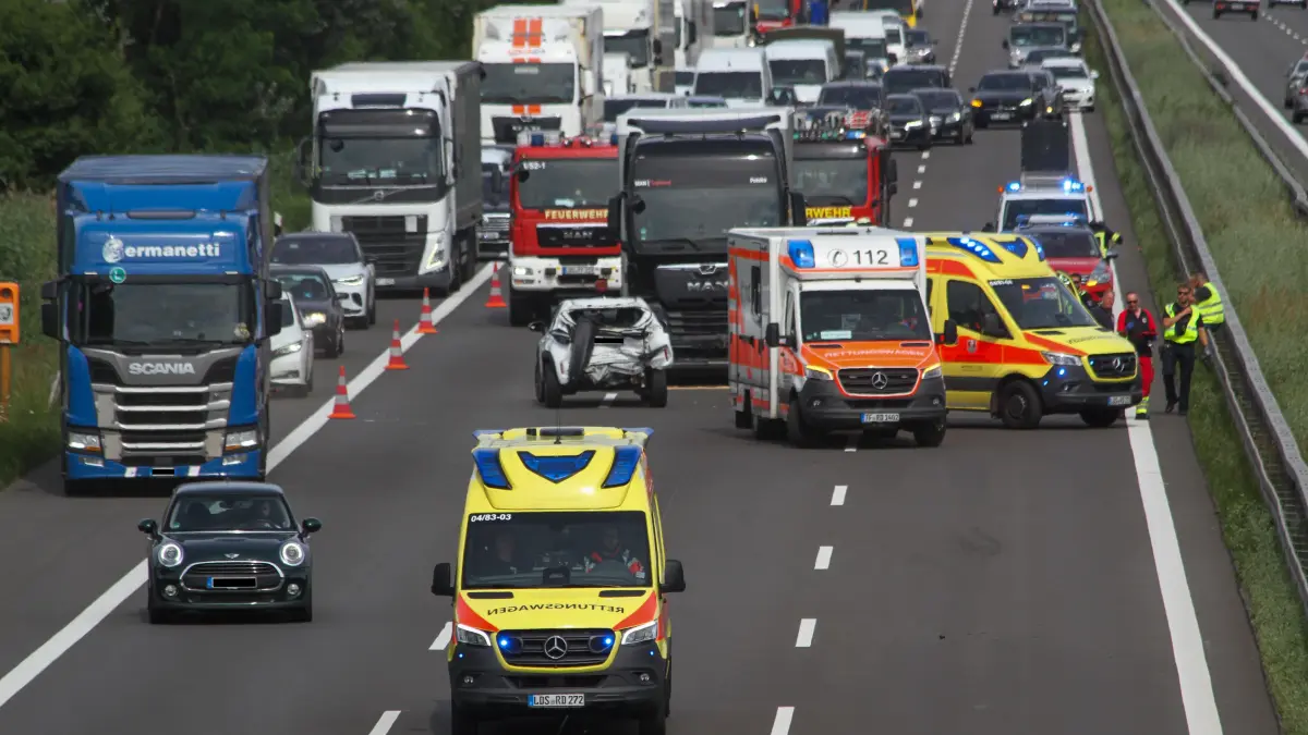 Auf der A10 bei der Anschlussstelle Rangsdorf sind bei einem Unfall ein Laster und zwei Autos zusammengestoßen. Eine Frau und zwei Kinder wurden verletzt.