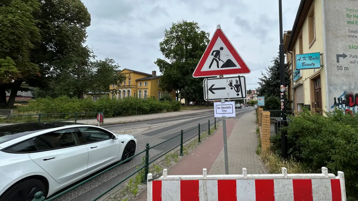 Auf der Friedrichstraße in Erkner wird in den Sommerferien auf einem weiteren Abschnitt gebaut. Welche Einschränkungen sind zu erwarten? (Archivbild)