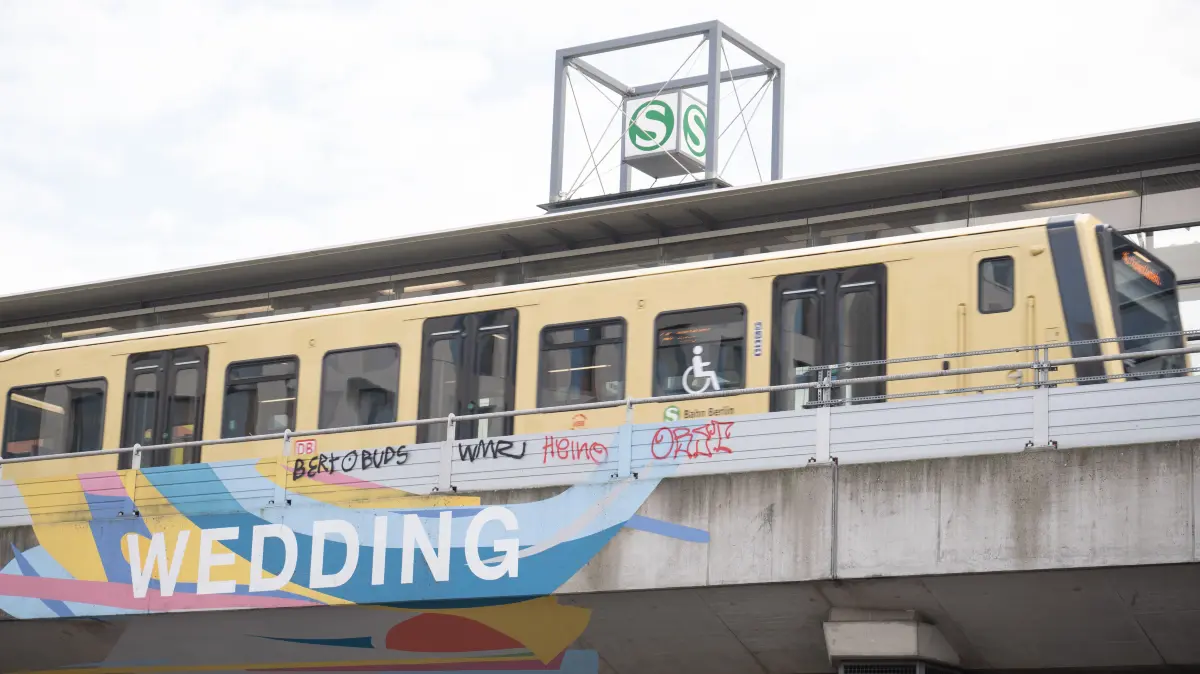 Ein Brand an einer elektrischen Anlage im S-Bahnhof Wedding legt den S-Bahn-Verkehr in Berlin lahm.