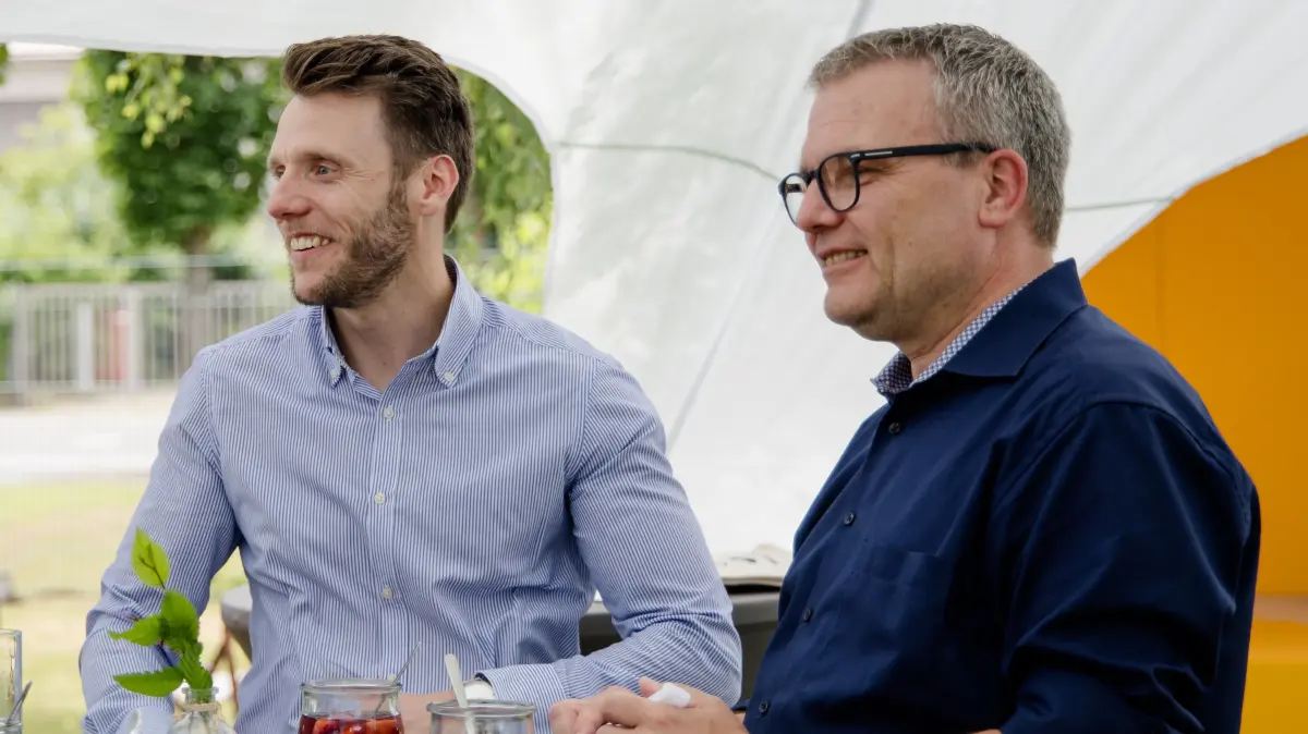 Hennigsdorf, 02.07.2026, Feier anlässlich 25 Jahre Gewerbehof Nord, Klaus Höckel, Patrick Deligas und Hennigsdorfs Bürgermeister Thomas Günther im Gespräch (v.l.).