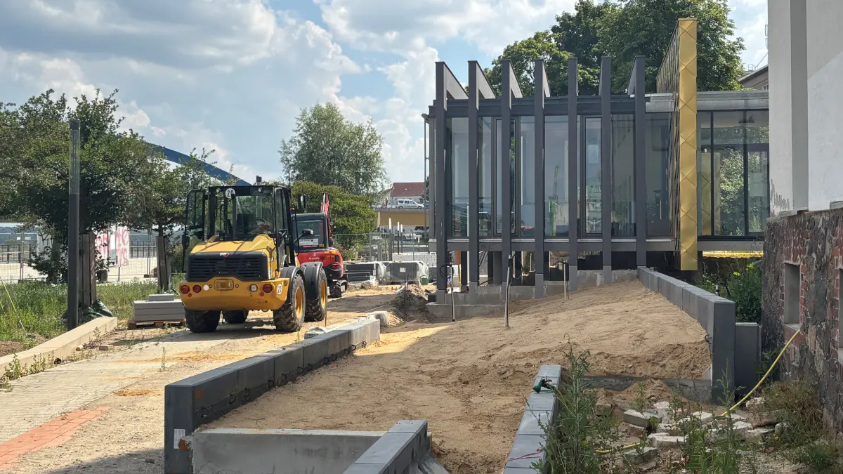Der Außenbereich der Gedenkstätte für die Opfer politischer Gewaltherrschaft an der Oderpromenade in Frankfurt (Oder) ist weiter eine Baustelle.